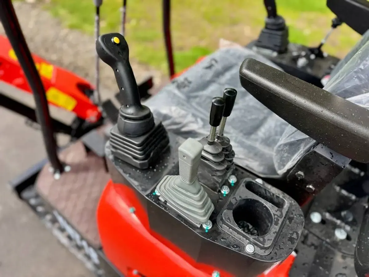 AGT 1.4 Ton Mini Excavator Tracked Crawler Kubota Diesel Engine w/ Pilot Control thumbnail 2