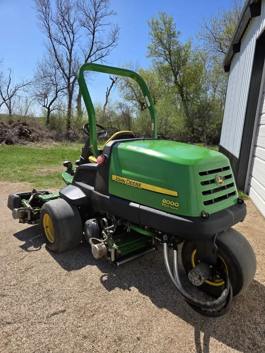 John deere 8000 Series E-Cut Reel Mower (LOCAL PICKUP ONLY)