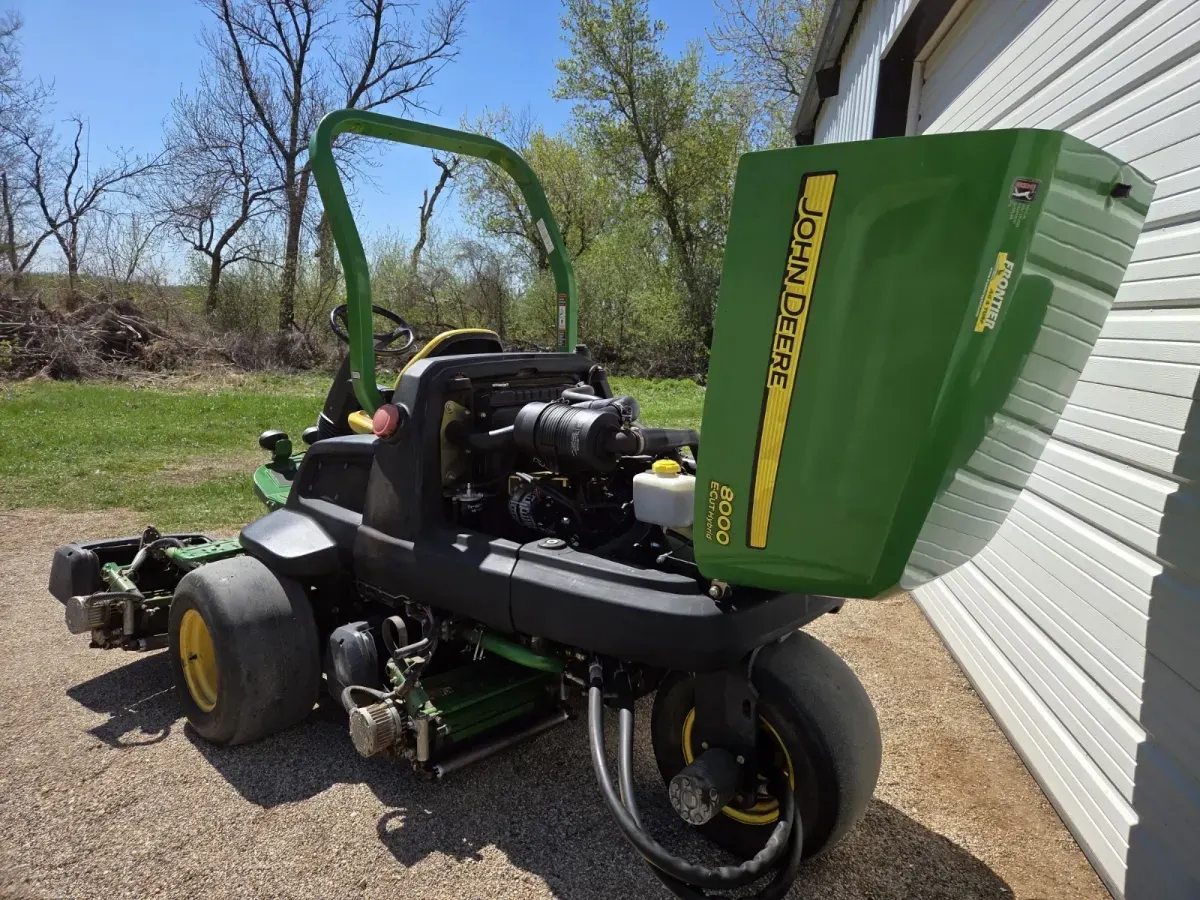 John deere 8000 Series E-Cut Reel Mower (LOCAL PICKUP ONLY) thumbnail 3