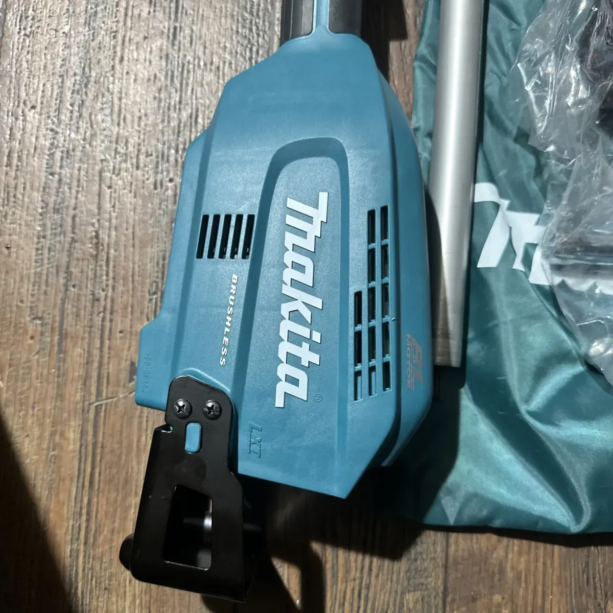 Makita XUX02SM1X1 18V LXT Cordless Couple Shaft Power Head Kit w/ 13" Attachment thumbnail 2