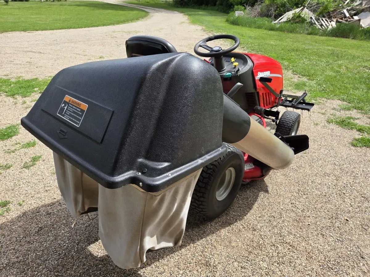 Snapper LT125 with Bagger and Front Thatcher (LOCAL PICKUP ONLY) thumbnail 3